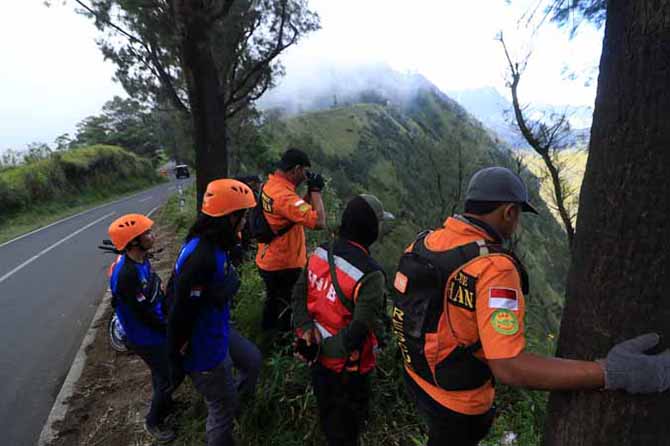 MEDAN BERAT: Tim berada di tepi jurang selama pencarian Fendi. (Foto: M Zubaidillah/Jawa Pos Radar Bromo)