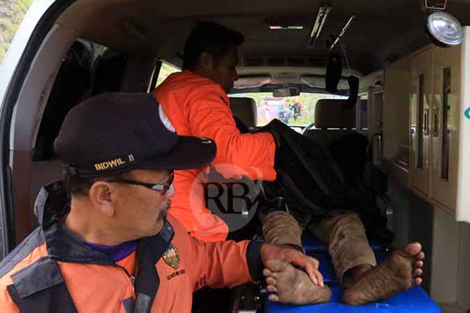 SELAMAT: Medis memeriksa Fendi usai ditemukan Selasa (21/6) siang. (Foto: M Zubaidillah/Jawa Pos Radar Bromo)