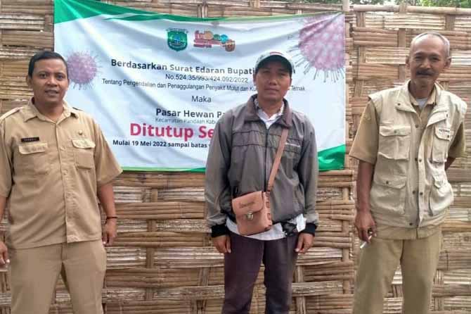 AWASI KETAT: Petugas gabungan menjaga pasar hewan di Pasar Pandaan agar tidak terjadi aktivitas jual-beli yang rawan menjadi sumber penularan virus PMK. (Foto: Rizal F Syatori/Jawa Pos Radar Bromo)