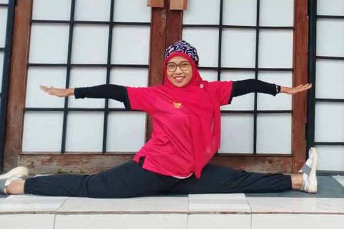KENDALIKAN EMOSI: Yoga dipercaya bisa menjadi metode untuk mengendalikan emosi sekaligus menjadikan tubuh sehat dan bugar. (Foto M. Busthomi/Jawa Pos Radar Bromo)