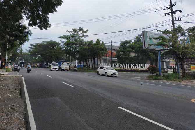 AGAR AMAN: Persimpangan jalan nasional di Desa Suwayuwo, Sukorejo, perlu dipasangi lampu peringatan. (Foto: Rizal F Syatori/Jawa Pos Radar Bromo)