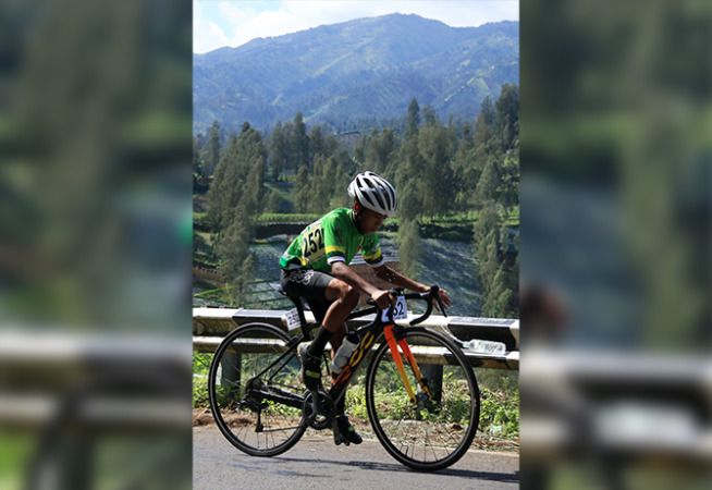 VIEW MENAWAN: Para cyclist beradu stamina dengan latar view Bromo yang menawan. (Mokhamad Zubaidillah/Radar Bromo)