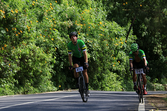 NGEYEL: Jesper, cyclist asal Belanda berpacu dengan cyclist lain saat mengikuti Suropati Race 2022 Tour de Pasuruan, akhir pekan lalu. (Mokhamad Zubaidillah/Radar Bromo)