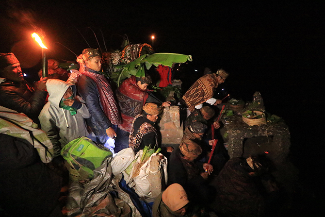Sejumlah warga Suku Tengger sedang melakukan ritual di depan Altar Ganesha pada Upacara Yadnya Kasada di Desa Ngadisari, Kecamatan Sukapura, Kabupaten Probolinggo, Kamis (16/6/2022).