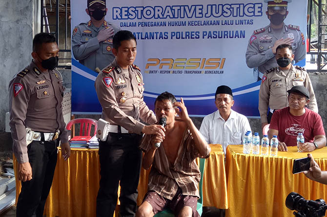 MENGAKU SALAH: Masturi didampingi Kasatlantas Polres Pasuruan meminta maaf kepada warga yang terdampak kecelakaan. (Mukhamad Rosyidi/Radar Bromo)