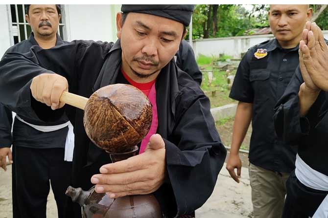 Prosesi pengambilan air dan tanah di Masjid Tiban.