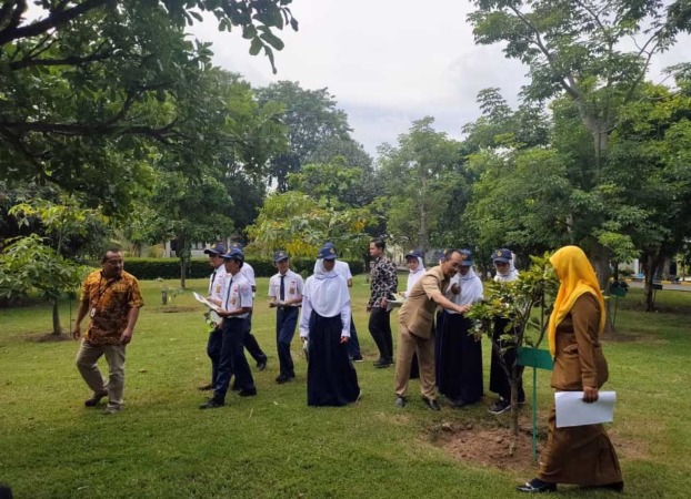 PENDIDIKAN: Sejumlah siswa saat mengunjungi Biodiversity Garden yang berada di kompleks perumahan karyawan Paiton Energy - POMI atau POH-2.