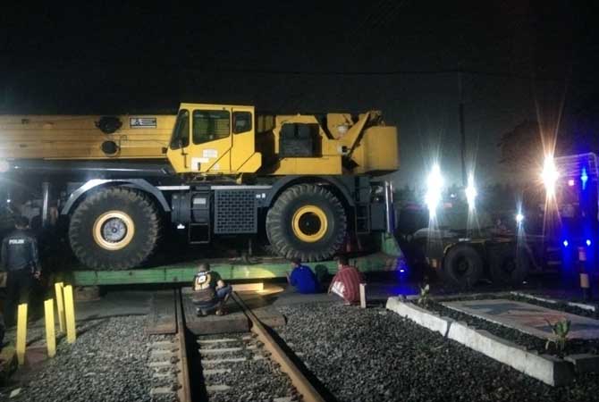 MOGOK: Kondisi truk muat kendaraan berat mogok di perlintasan Legok, Gempol. (Rizal Syatori/Radar Bromo)