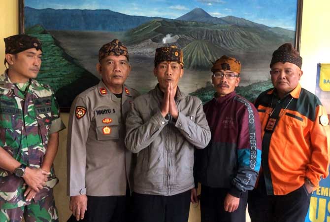 Suyono (tengah), tukang ojek kuda di Bromo yang minta uang ke wisatawan yang merekamnya diam-diam, saat membuat permintaan maaf secara terbuka.