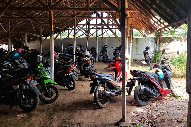 KEMALINGAN: Lokasi parkir milik Agus, yang kemalingan dua motor. Dua motor itu milik dua karyawan PT Eratex Djaja. (Rizky Putra Dinasti/Radar Bromo)