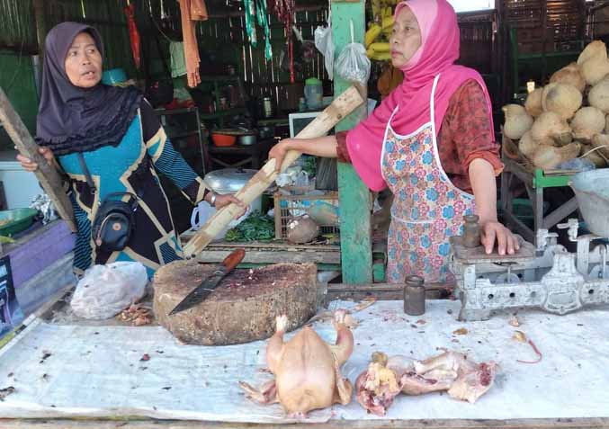LARIS: Salah seorang pedagang daging ayam laris habis di Pasar Kempieng, Jalan KH. Z. Muttaqin, Kelurahan Jrebeng Lor, Kecamatan Kedopok, Kota Probolinggo. (Foto: Fuad Alyzen/Jawa Pos Radar Bromo)
