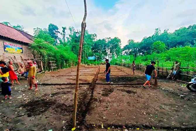 TRADISIONAL: Sejumlah pemuda dan warga Desa Alassumur Kulon membuat lapangan gobak sodor beberapa waktu lalu. Kini, permainan tradisional itu terus hidup. (Foto: Jamaludin/Jawa Pos Radar Bromo)