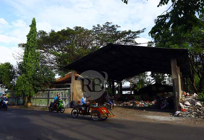 SERING OVERLOAD: TPS Ungup-ungup di Jalan Gubernur Suryo yang akan dijadikan pusat daur ulang sampah. (Foto: Zainal Arifin/Jawa Pos Radar Bromo)