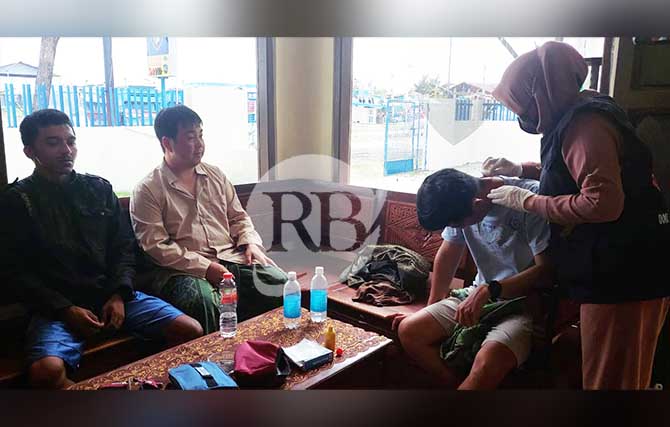 SELAMAT: Caesar Andrian, 33, (kiri) dan rekan-rekannya di kantor Polairud Polres Probolinggo, Minggu (17/7) setelah terombang-ambing di laut delapan jam lebih. (Foto: Rizky Putra Dinasti/Jawa Pos Radar Bromo)