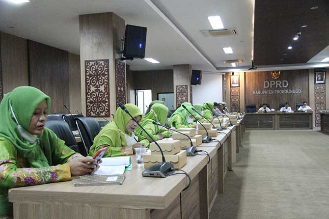 HEARING: Sejumlah pengurus PC Muslimat NU Kabupaten Probolinggo, hearing bersama DPRD Kabupaten Probolinggo dan sejumlah OPD, kemarin. (Agus Faiz Musleh/Jawa Pos Radar Bromo)