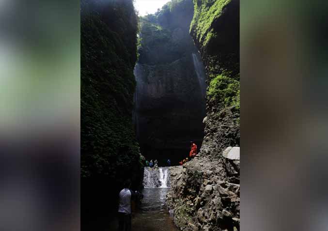 PENUH PESONA: Air terjun Madakaripura di Lumbang yang punya ketinggian 200 meter. (Foto: Zainal Arifin/Jawa Pos Radar Bromo)