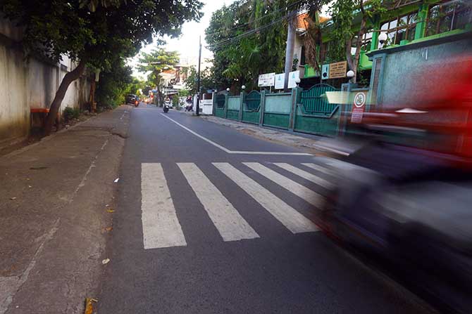 TAK KUNJUNG DIGARAP: Sejumlah pengendara melintas di Jalan Citarum, Kota Probolinggo. DED pembangunan jalan ini sudah rampung sejak 2019, namun sejauh ini belum digarap. (Zainal Arifin/Jawa Pos Radar Bromo)