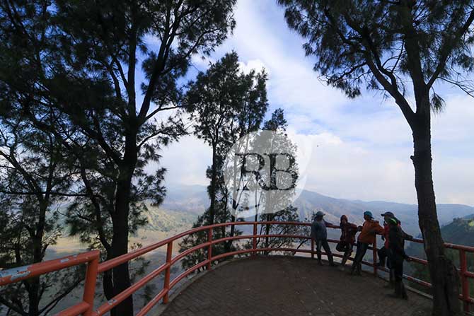 EKSOTIS: Jalur menuju wisata Gunung Bromo lewat Kabupaten Pasuruan menjanjikan pemandangan yang penuh pesona. Pemkab membangun rest area baru untuk wisatawan. (Mokhammad Zubaidillah/ Radar Bromo)