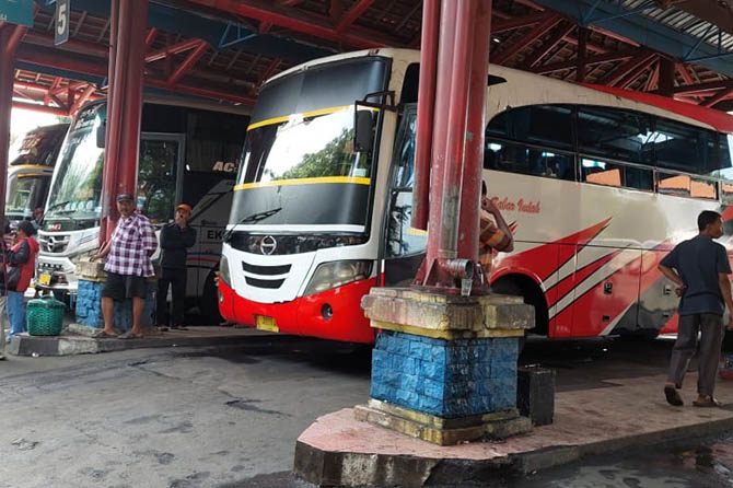 TUNGGU PENUMPANG: Sejumlah bus menunggu penumpang di Terminal Bayuangga, Kota Probolinggo, beberapa waktu lalu. (Dok. Radar Bromo)