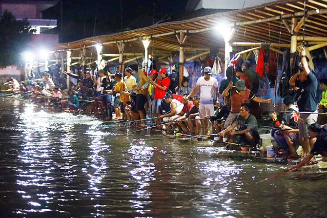 ALL OUT: Para peserta all out mengikuti lomba mancing memperingati HUT ke-23 Radar Bromo, Sabtu (23/7) malam di kolam pancing Bromo Fishing.