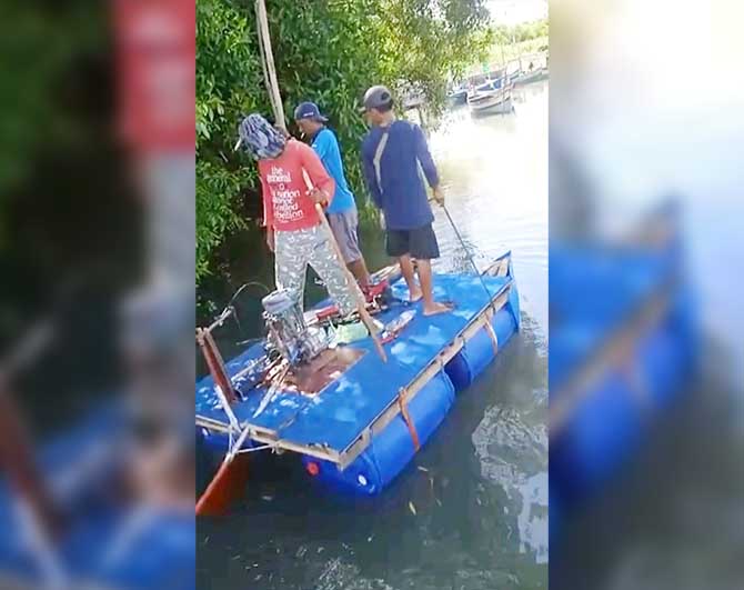 DISELAMATKAN NELAYAN: Perahu dari drum bekas yang dipakai tiga warga Maron untuk mancing di perairan Klaseman, Kecamatan Geding. Dua di antaranya terbawa gelombang dan diselamatkan nelayan Desa Gejugan, Pajarakan. (Istimewa)