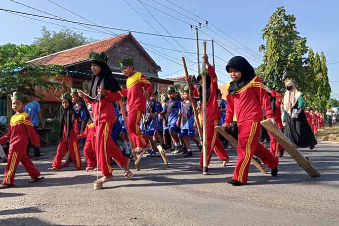 KURANGI KECANDUAN GADGET: Sejumlah bocah di Desa Jatiurip bermain egrang. Acara yang diinisiasi Komunitas Negeri Dolanan Anak Desa itu untuk mengurangi efek kecanduan anak-anak terhadap gadget. (Foto: Agus Faiz Musleh/Jawa Pos Radar Bromo)