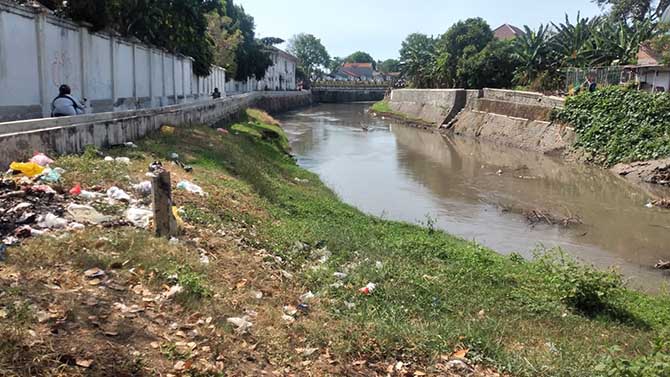 MENYEMPIT: Kondisi Sungai Gembong, Kelurahan Purworejo, yang mengalami pendangkalan.