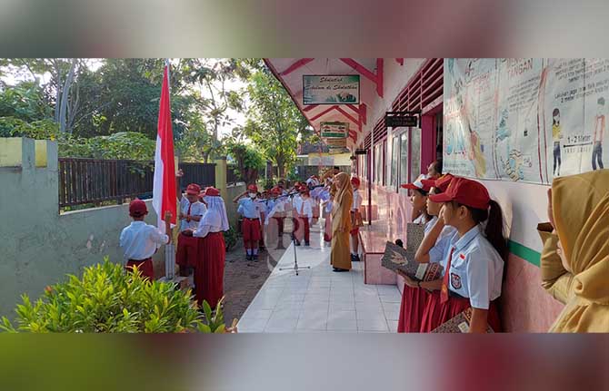 LAHAN SEMPIT: Siswa dan guru SDN Kebonsari Wetan 3 saat upacara di teras sekolah. (Arif Mashudi/Jawa Pos Radar Bromo)