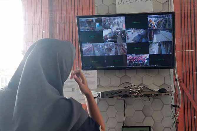 TEREKAM CCTV: Karyawan menunjukkan CCTV saat pelaku beraksi. (Foto: Rizky Putra Dinasti/Jawa Pos Radar Bromo)