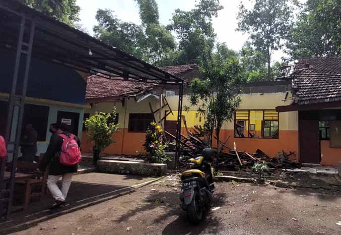 Â SEGERA DIPERBAIKI: SDN Muneng Kidul, Kecamatan Sumberasih, Kabupaten Probolinggo, yang rencananya diperbaiki menggunakan anggaran dari P-APBD 2022. (Foto: Rizky Putra Dinasti/Jawa Pos Radar Bromo)