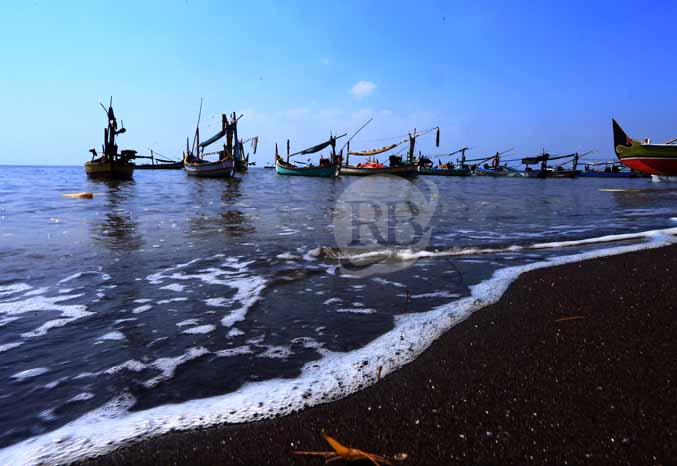 VIEW MENJUAL: Pemandangan yang ditawarkan pesona pantai, perahu yang dapat disewa untuk memancing atau menikmati Perairan Dringu. (Foto: Zainal Arifin/Jawa Pos Radar Bromo)