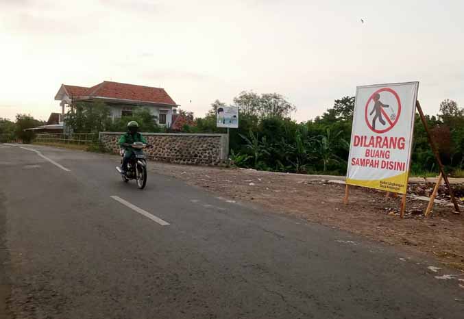 SUDAH BERSIH: Larangan buang sampah yang ada di jembatan Krejengan. Saat ini di lokasi sudah bersih dari sampah. (Foto: Agus Faiz Musleh/Jawa Pos Radar Bromo)