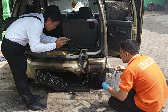 OLAH TKP: Penyidik dari Polsek Besuk dan Polres Probolinggo melakukan olah TKP terbakarnya mobil milik Fathullah, Selasa (5/7). (Agus Faiz Musleh/Jawa Pos Radar Bromo)