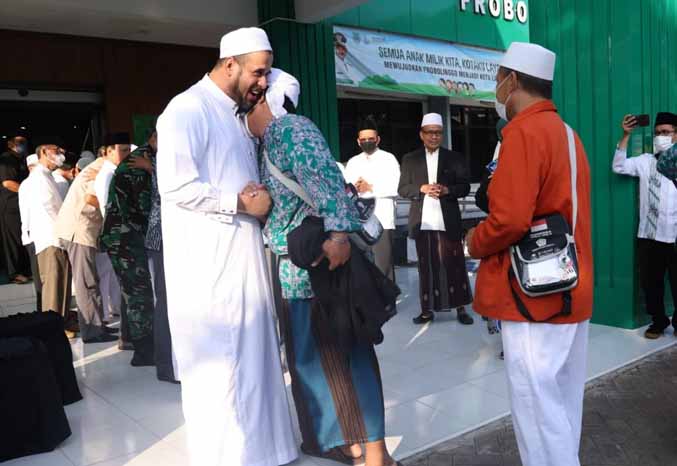 DISAMBUT WALI KOTA: Wali Kota Probolinggo menyalami salah satu jamaah yang tiba di kantor pemkot. (Foto: Fahrizal Firmani/Jawa Pos Radar Bromo)