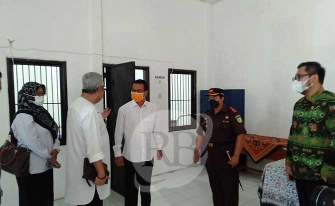 BARU: Kajari Kota Probolinggo Hartono saat meninjau balai rehabilitasi yang ada di Shelter Dinsos Kota Probolinggo di Jalan Mastrip, Kelurahan/Kecamatan Kanigaran. (Fahrizal Firmani/Jawa Pos Radar Bromo)