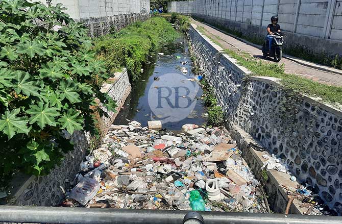 DIPENUHI SAMPAH: Muara Kali Banger yang dipenuhi sampah. (Fahrizal Firmani/Jawa Pos Radar Bromo)