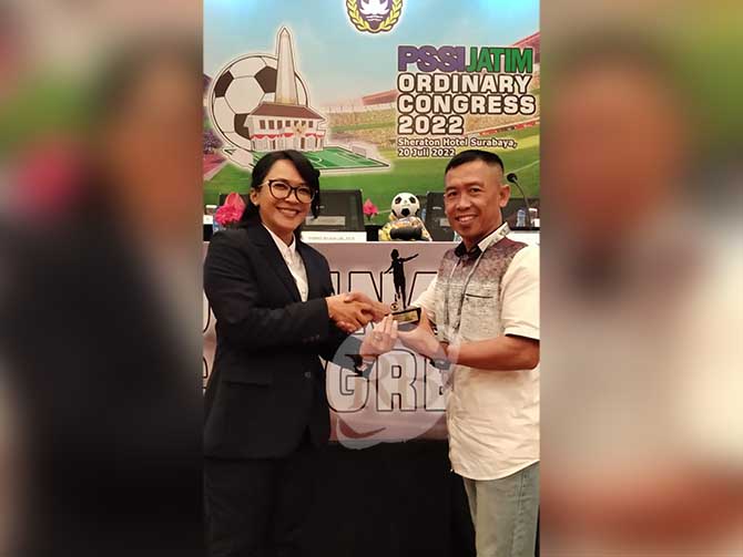 Perwakilan Pasuruan United saat menerima cenderamata dari PSSI Jatim. Afa Syailendra sah menjadi Pasuruan United usai diakuisisi pengusaha dan lawyer asal Beji, Kabupaten Pasuruan. (Istimewa)