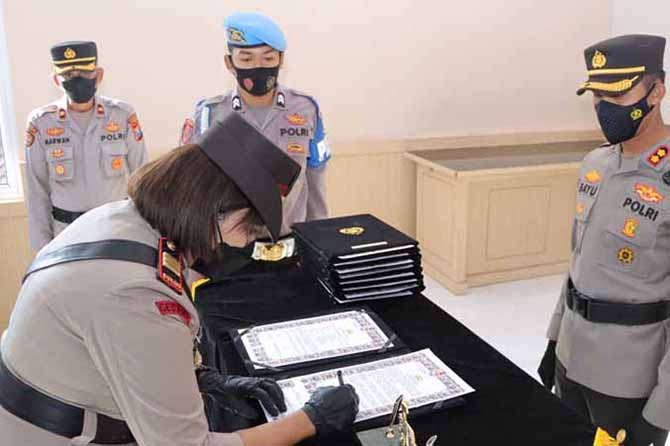 GESER POSISI: AKP Yobeth Wally saat sertijab dari Kapolsek Purwodadi ke Kapolsek Beji disaksikan Kapolres AKBP Bayu Pratama Gubunagi, Selasa (19/7). (Foto: Iwan Andrik/Jawa Pos Radar Bromo)