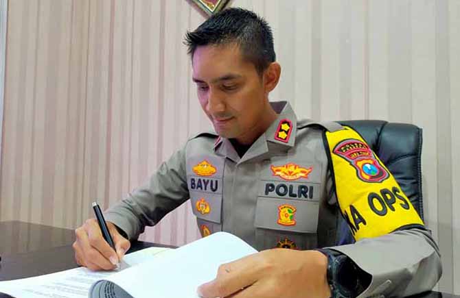 MASIH MUDA: Kapolres Pasuruan AKBP Bayu Pratama Gubunagi saat ditemui di ruangannya. (Foto: Iwan Andrik/Jawa Pos Radar Bromo)