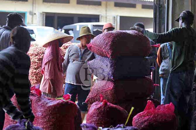TETAP DIBELI: Aktivitas pedagang di Pasar Bawang Dringu Senin (18/7) pagi). (Foto: Zainal Arifin/Jawa Pos Radar Bromo)