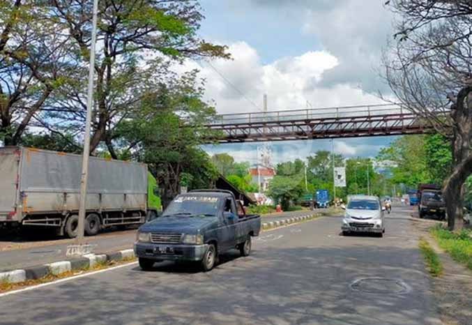 MILIK SIAPA? Jembatan penyeberangan orang di Jalan Bypass Gempol masih membentang. (Foto: Rizal F Syatori/Jawa Pos Radar Bromo)
