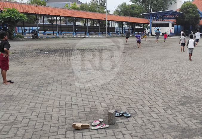 MANFAATKAN LAHAN TERMINAL: Sejumlah bocah bermain sepak bola di sisi selatan terminal Untung Suropati, saat sore. (Foto: Fandi Armanto/Jawa Pos Radar Bromo)