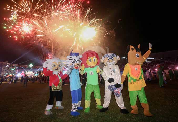 CLOSING CEREMONI: Maskot Porprov yang dihadirkan saat penutupan Porprov Jatim VII di Stadion Semeru, Lumajang, Minggu (3/7) malam. (Foto: Alfian/Jawa Pos)