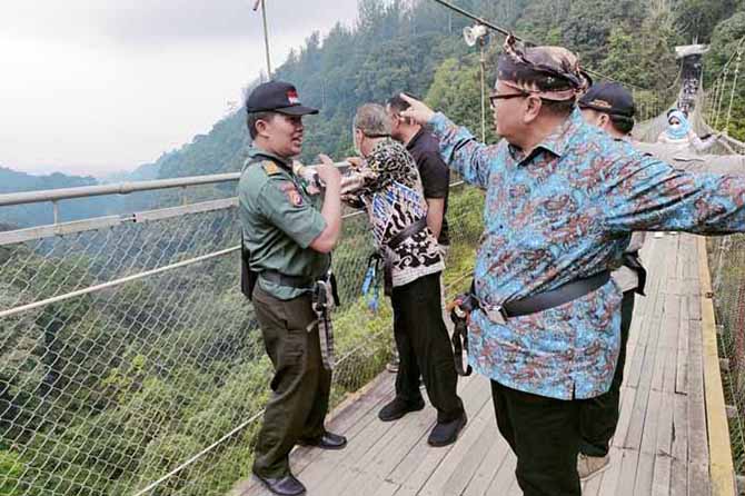 JAJAL JEMBATAN: Plt Bupati Probolinggo di jembatan gantung di Gunung Gede Pangrango, Kabupaten Sukabumi, Jawa Barat. Sejumlah pejabat OPD juga ikut ke sana untuk mempelajari pengelolaan jembatan gantung terpanjang se-Asia Tenggara tersebut. (Foto: Diskomi