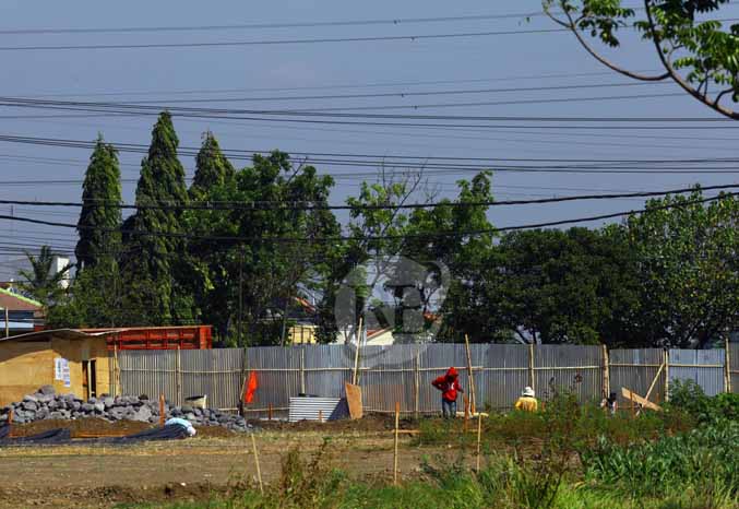 HARUS SELESAI NOVEMBER: Pekerja di lokasi proyek Rumah Batik yang ada di Jalan Mastrip, Kota Probolinggo. (Foto: Zainal Arifin/Jawa Pos Radar Bromo)