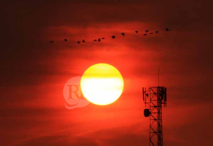 SUNSET: Aktivitas matahari meningkat saat musim kemarau. Namun, anomali cuaca masih terjadi. Sinar surya terasa terik pada siang hari, tapi tiba-tiba terjadi hujan pada sore atau malam hari. (Foto: M Zubaidillah/Jawa Pos Radar Bromo)