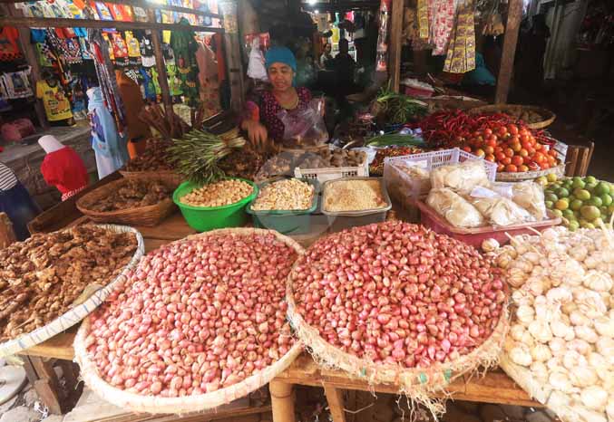 OMZET TURUN: Pedagang bawang di Pasar Besar Kota Pasuruan merasakan dampak kenaikan harga komoditas tersebut, yakni berkurangnya pembeli. (Foto: M Zubaidillah/Jawa Pos Radar Bromo)