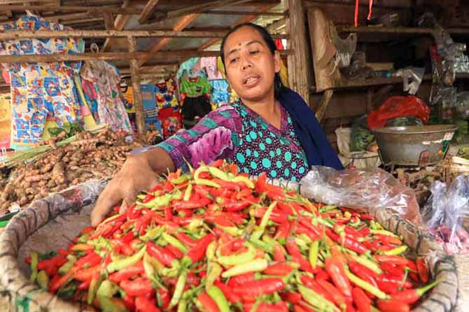MASIH MAHAL: Pedagang cabai di Pasar Besar menjajakan dagangannya. Sampai saat ini harga cabai rawit berkisar Rp 100-120 ribu per kilo. (Foto: M Zubaidillah/Jawa Pos Radar Bromo)