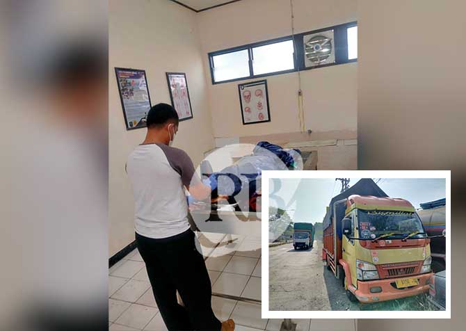 NAHAS: Jenazah Nur Rizky Wahyu saat dibawa ke kamar jenazah. Inset, truk yang menabrak Nur Rizky.