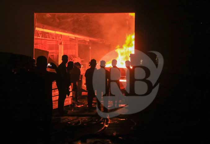 MEMBARA: Petugas damkar memadamkan api yang membakar bangunan PT Sagaya Mega Lestari, Dusun Gondanglegi, Kamis (24/7) malam. (Foto: M Zubaidillah/Jawa Pos Radar Bromo)